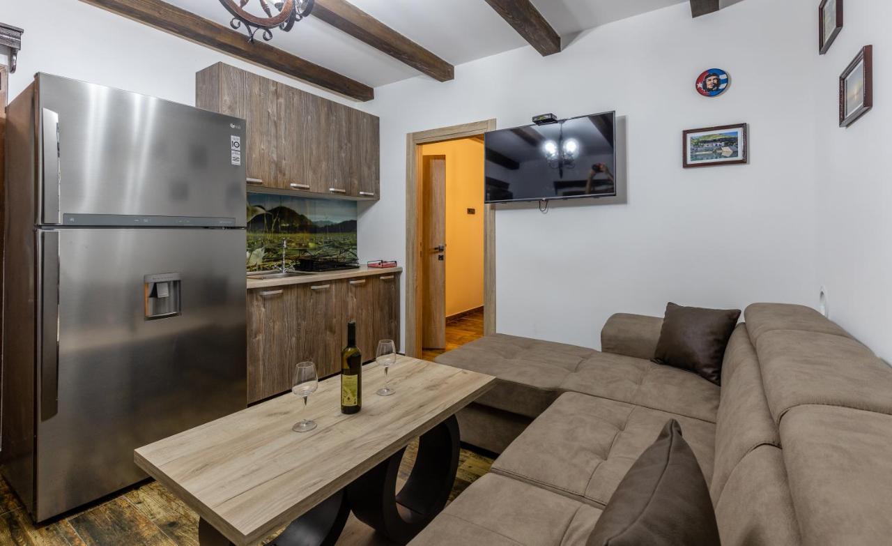 Luxury House Lotos Apartment Golubovci Bagian luar foto