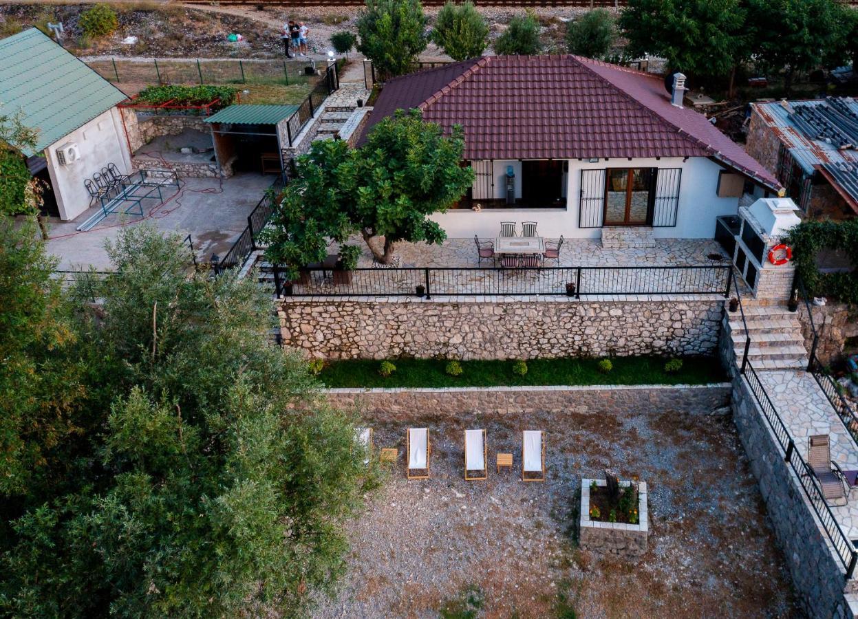 Luxury House Lotos Apartment Golubovci Bagian luar foto