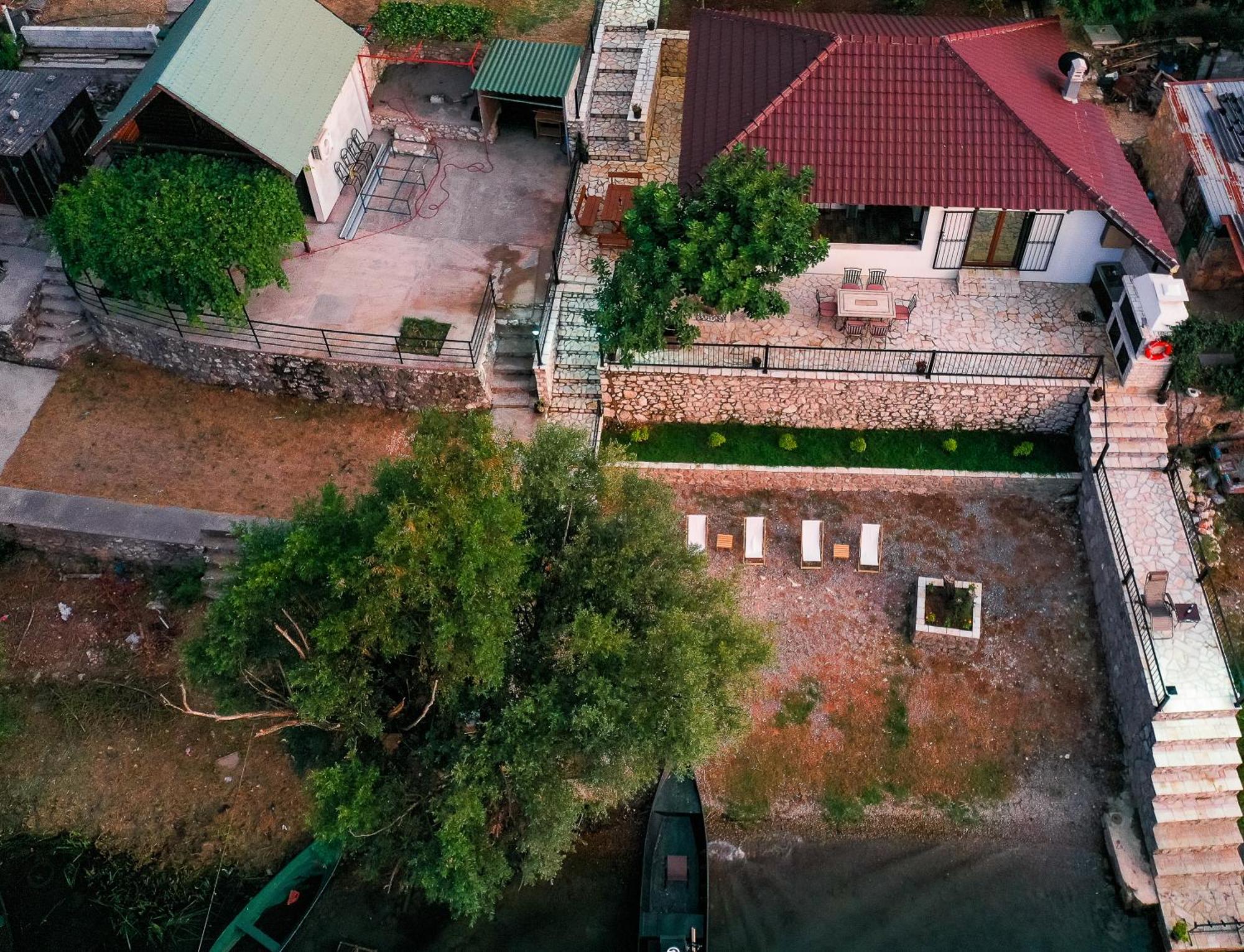 Luxury House Lotos Apartment Golubovci Bagian luar foto